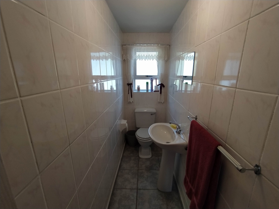 6 Bedroom Property for Sale in De Kelders Western Cape